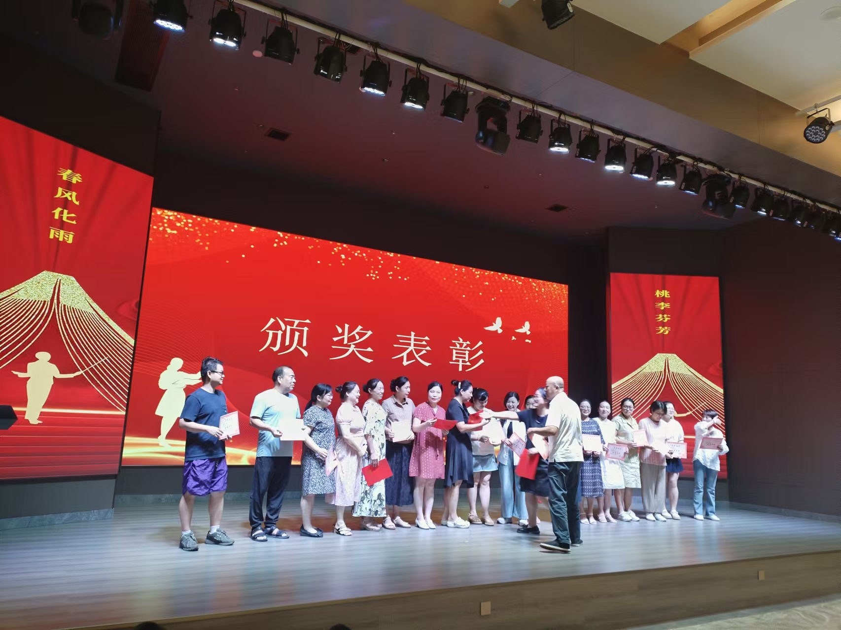 9月10日，曙光學(xué)校教師節(jié)文藝晚會在湖南精正溢香園酒店舉辦